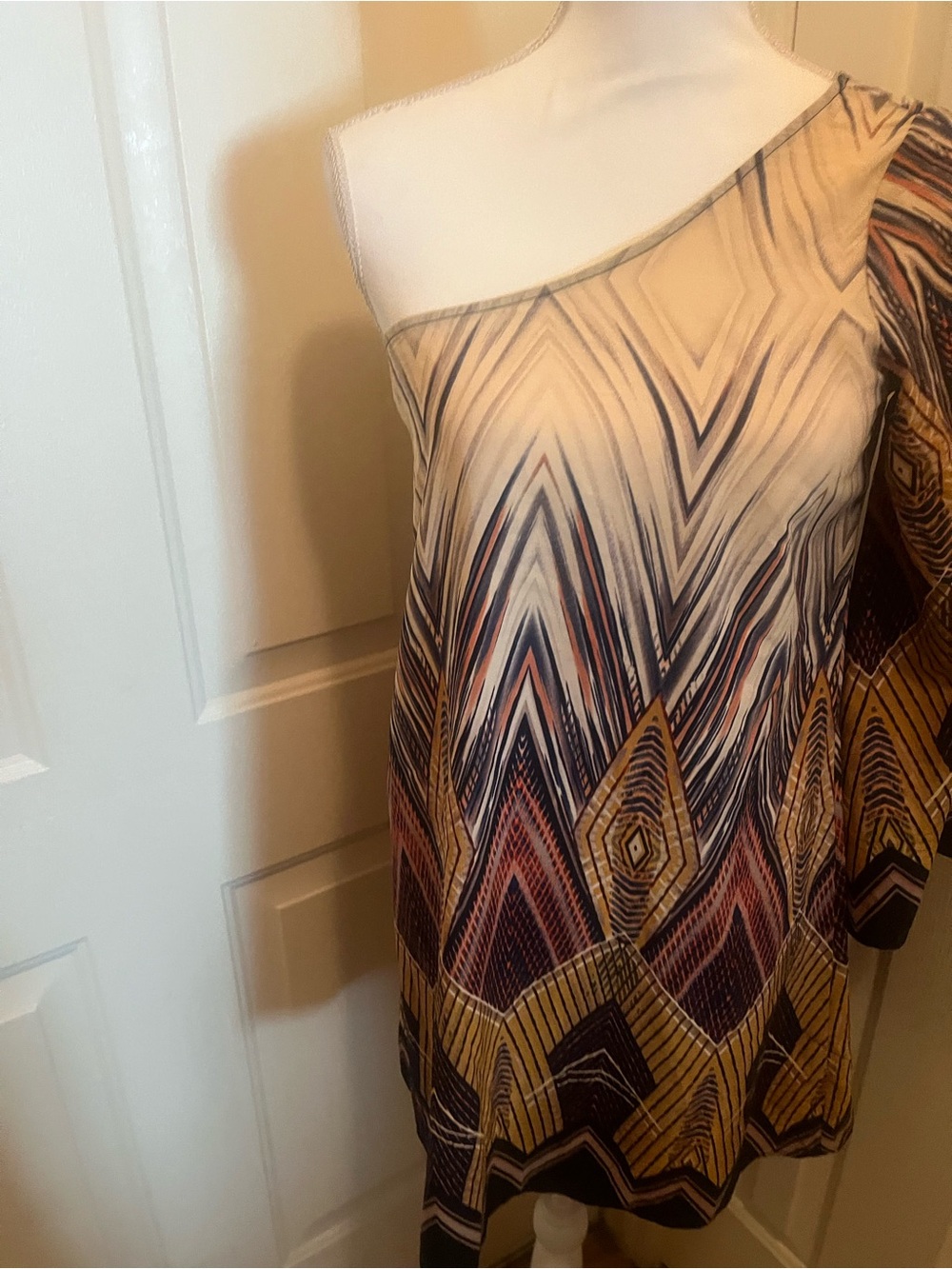 One-Shoulder Geometric Print Dress in Beige and Gold